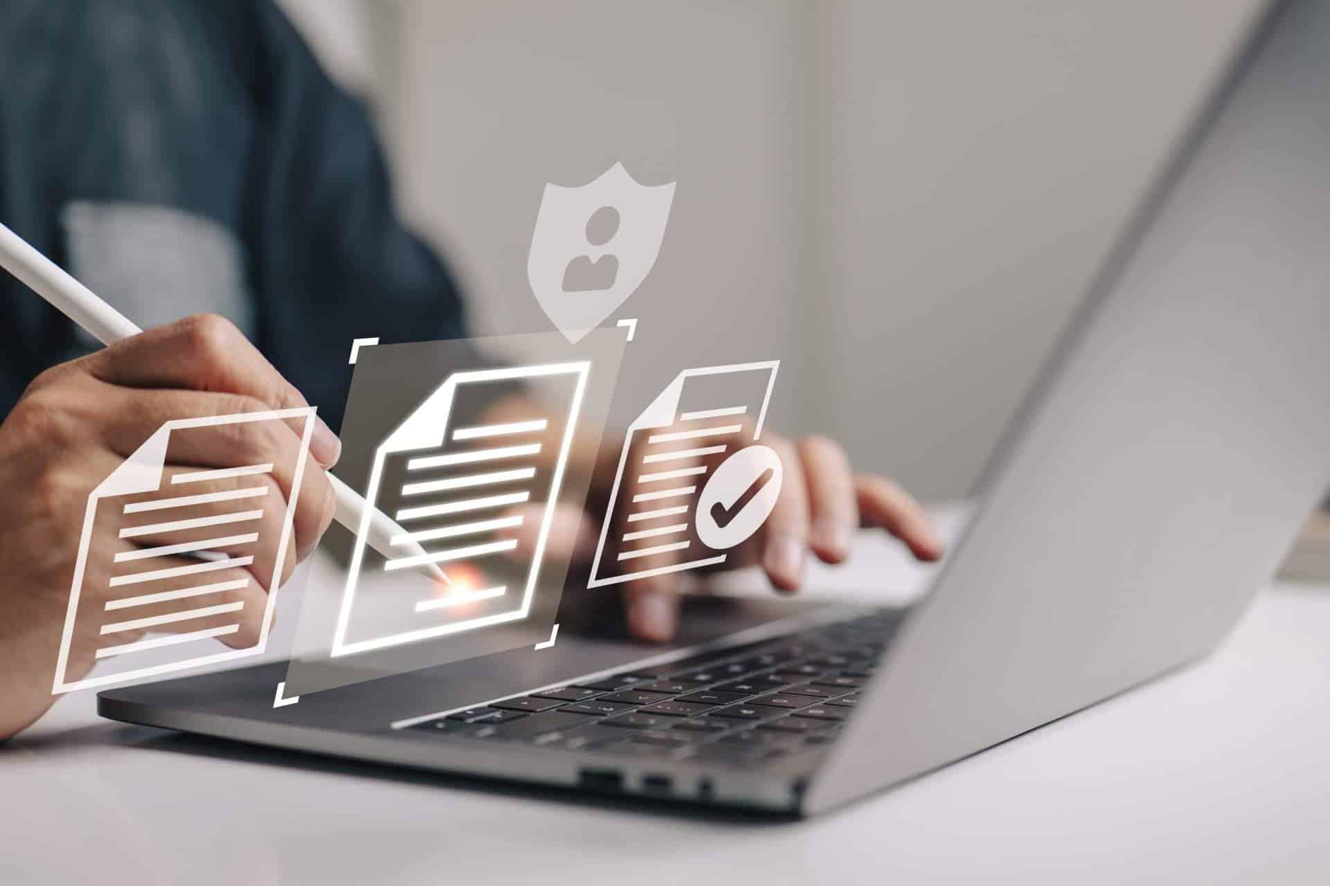 Ciudadanos realizando trámites electrónicos Ciudadanos realizando trámites electrónicos