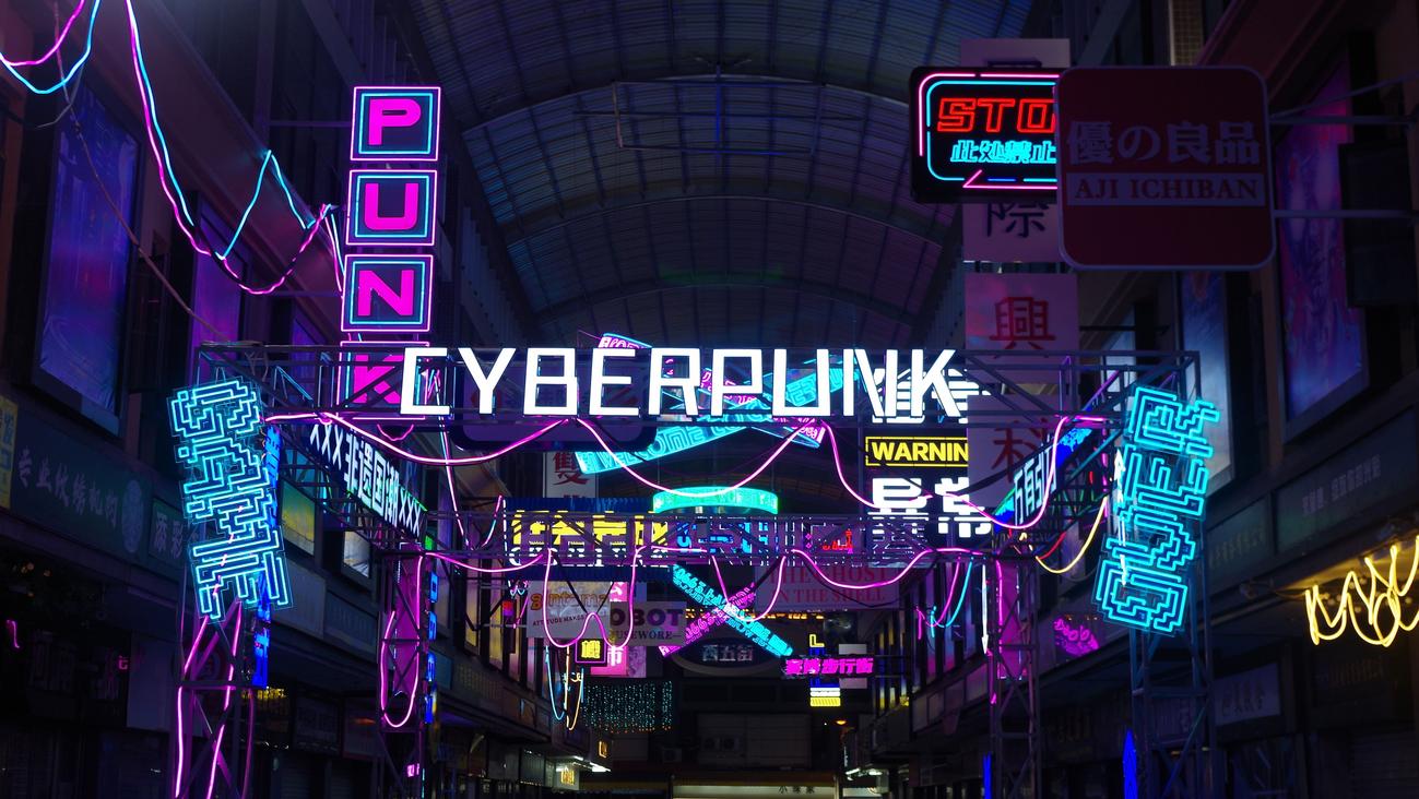 Luces de neón vibrantes que crean una estética cyberpunk en un callejón urbano, evocando la atmósfera de Apex Legends.