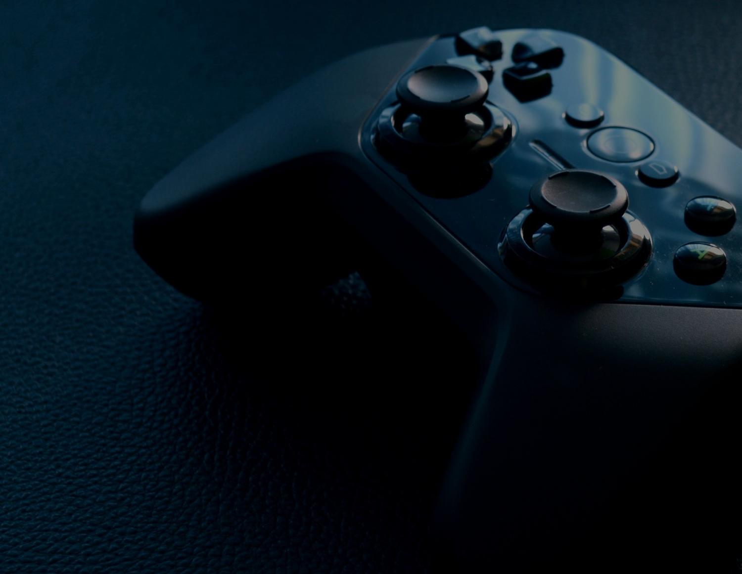 Primer plano de un mando de videojuegos moderno, representando la industria del gaming y la experiencia de juego.