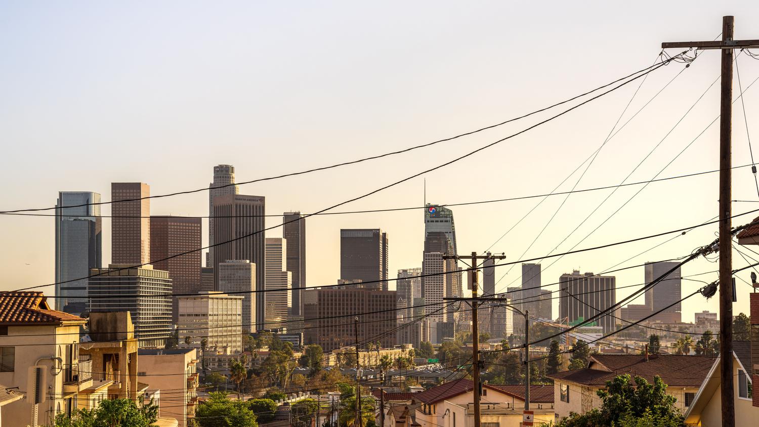 Vista panorámica del skyline de Los Ángeles al atardecer, inspirando la ciudad ficticia de Los Santos en GTA V.