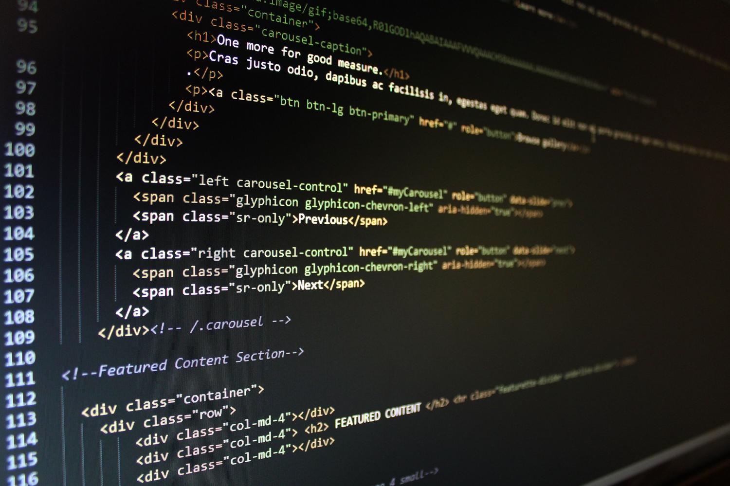 Primer plano de líneas de código HTML en un monitor, enfocándose en la estructura del documento.