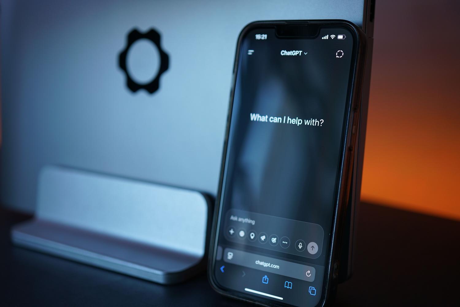 Primer plano de un smartphone mostrando una interfaz de chat de inteligencia artificial, ilustrando la atención al cliente mediante chatbots.