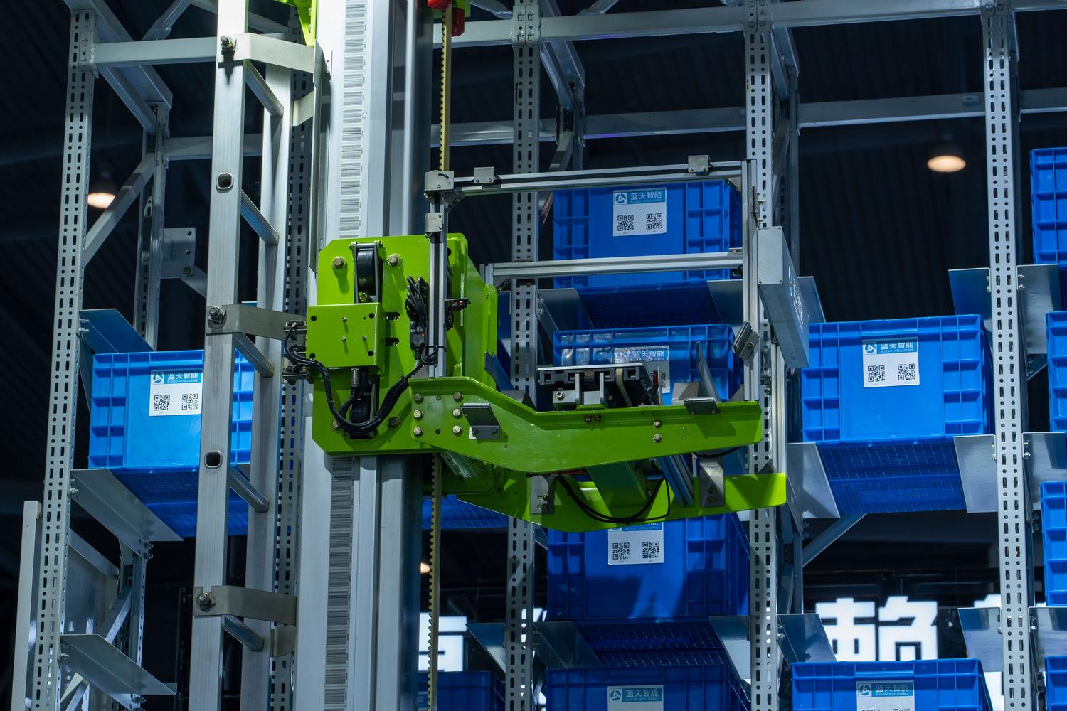 Sistema de almacén automatizado con brazo robótico manipulando cajas, representando la gestión inteligente de inventarios y logística.