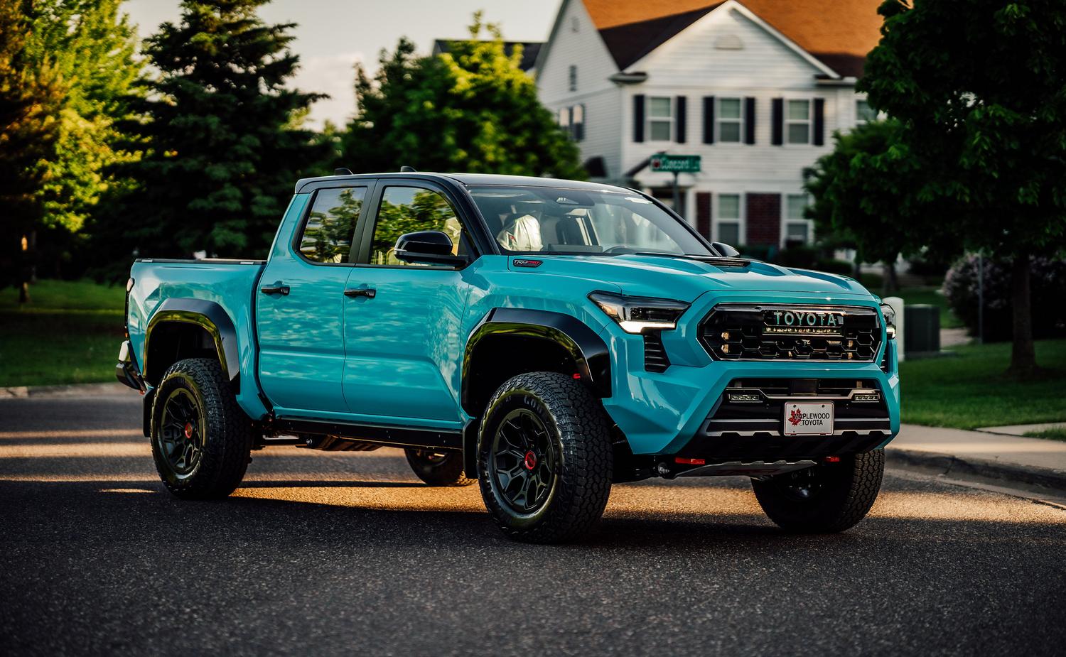 Camioneta Toyota Tacoma azul en entorno residencial, destacando la resistencia y durabilidad mecánica.