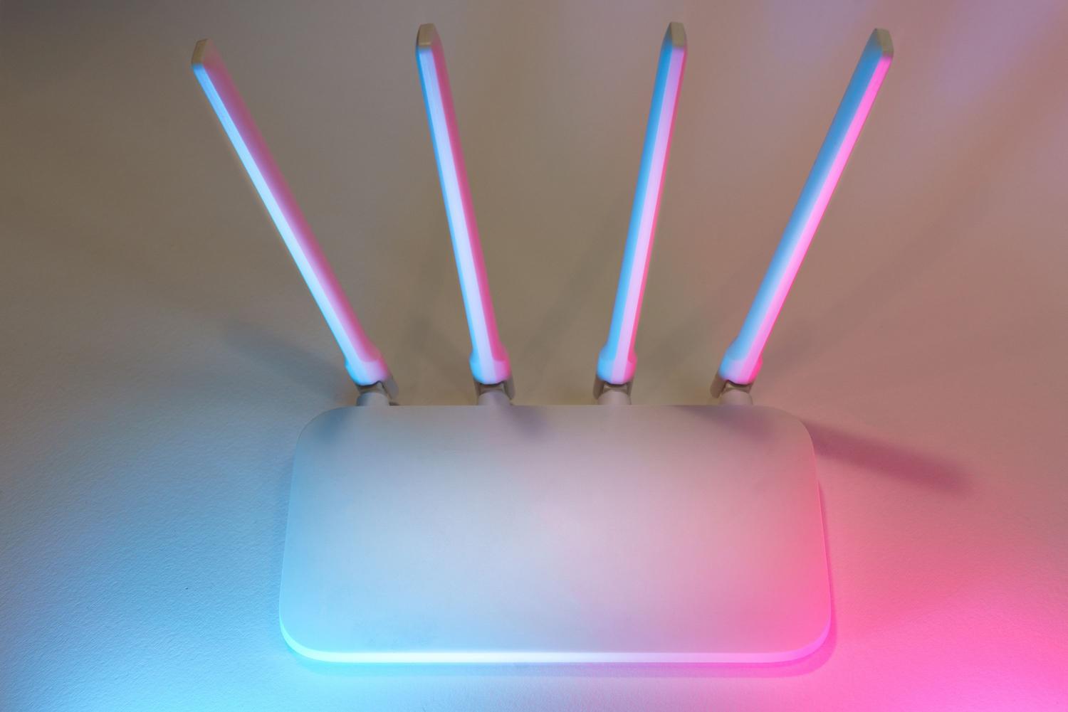 Router inalámbrico moderno, elemento clave para habilitar las llamadas VoWiFi en el hogar y evitar cortes de señal.