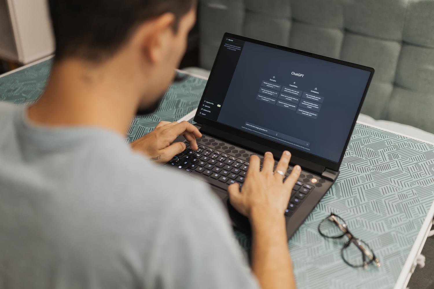 Profesional trabajando con una interfaz de IA en su portátil, representando la integración de agentes inteligentes en el flujo de trabajo digital.