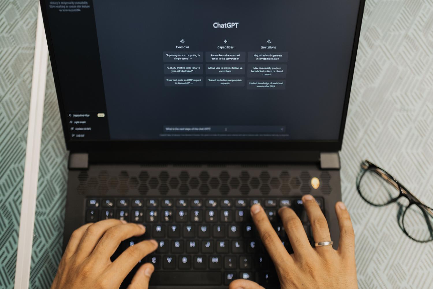 Persona trabajando en un ordenador portátil, simbolizando la productividad y la delegación de tareas repetitivas mediante la automatización digital.