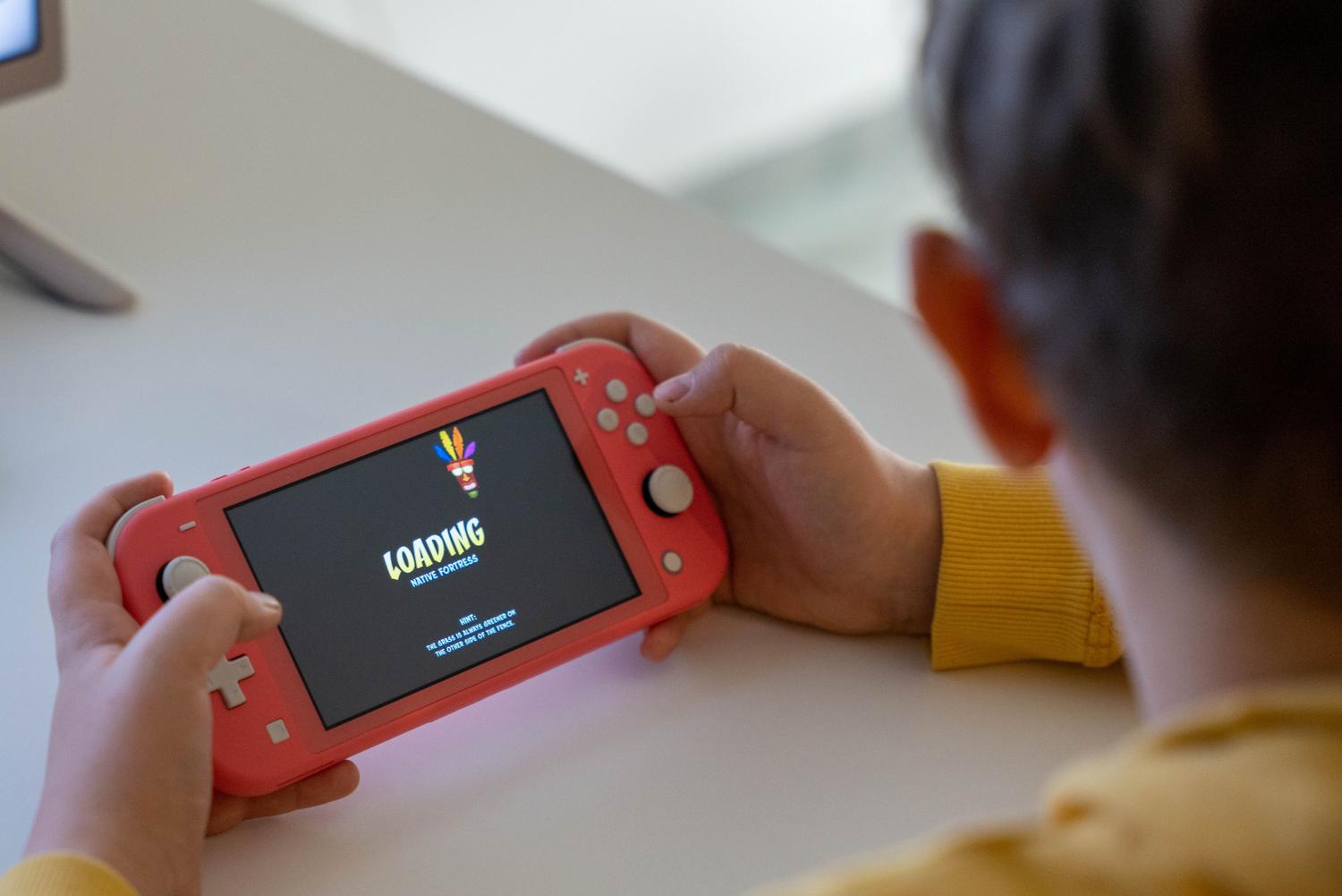 Un niño jugando con una consola portátil moderna, representando la experiencia de los nuevos entrenadores y las versiones actuales de la saga. Un niño jugando con una consola portátil moderna, representando la experiencia de los nuevos entrenadores y las versiones actuales de la saga.