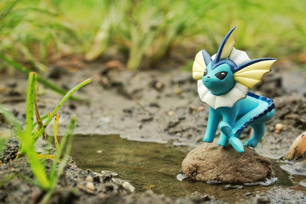 Figurilla de Vaporeon, la evolución tipo agua de Eevee, situada en un entorno natural con agua