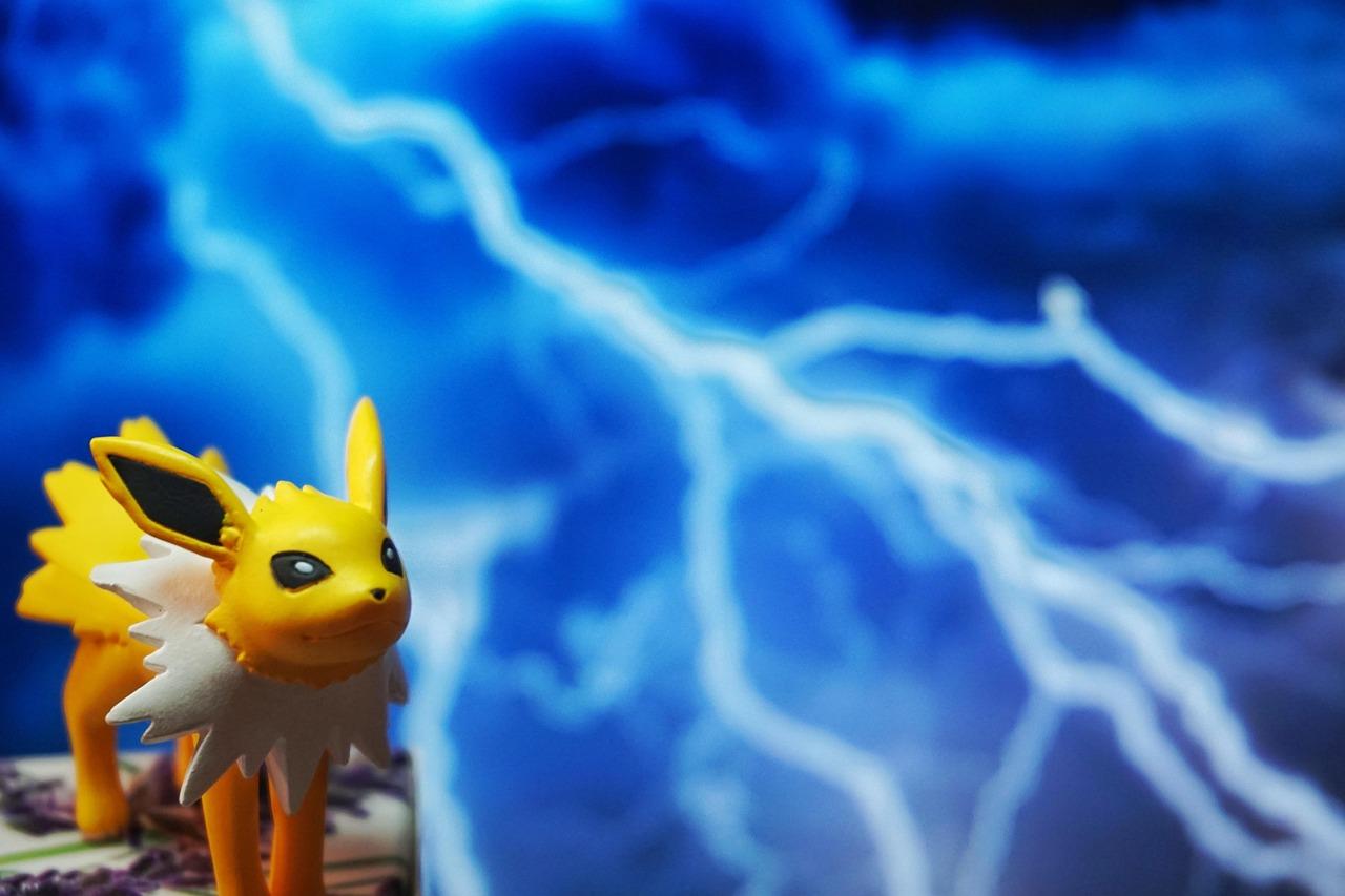 Juguete de Jolteon, la evolución tipo eléctrico de Eevee, con un fondo de rayos eléctricos