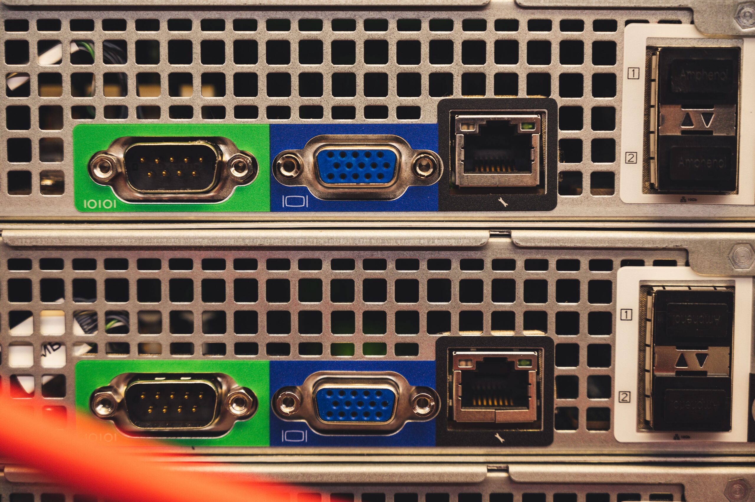 Detalle técnico de los puertos de conectividad de un servidor, incluyendo puertos Ethernet, VGA y módulos de fibra óptica.