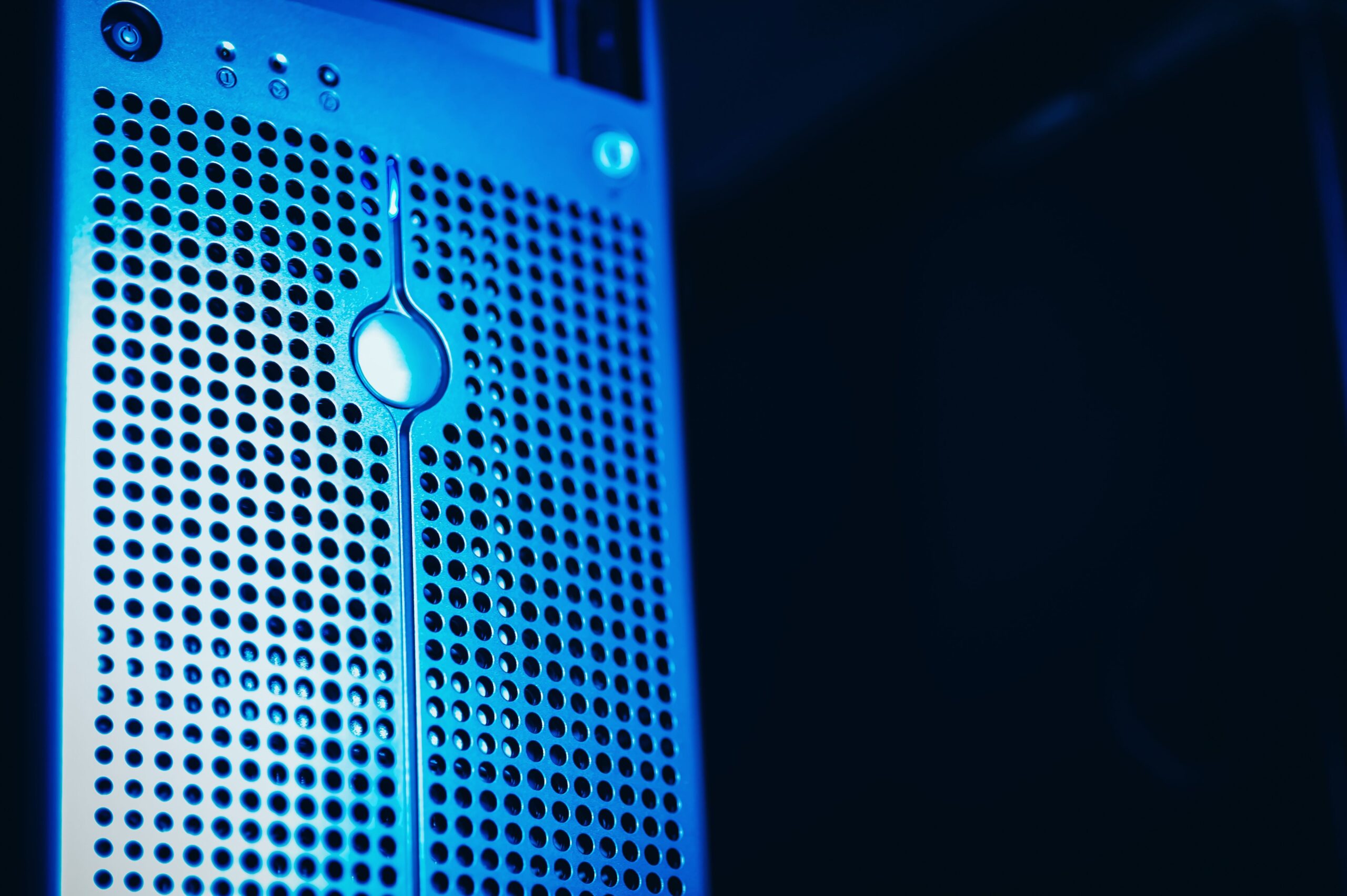 Primer plano profesional de un rack de servidores con iluminación azul, resaltando los sistemas de ventilación y hardware empresarial.