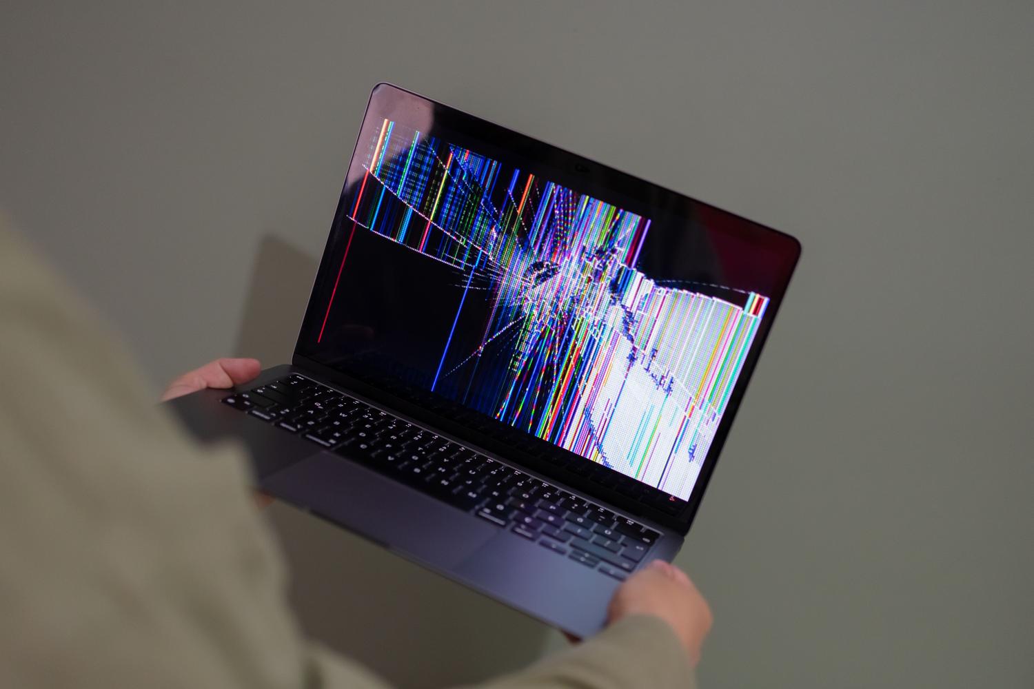Pantalla de ordenador portátil rota con colores distorsionados y efecto glitch, funcionando como metáfora de la corrupción digital y la fragilidad de los contenidos en la red.
