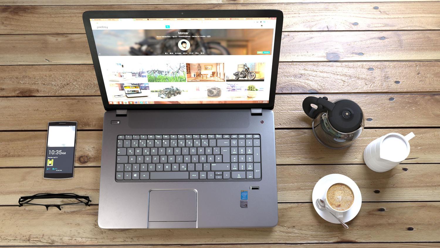 Escritorio moderno y organizado con portátil y smartphone, ideal para la gestión de un negocio digital