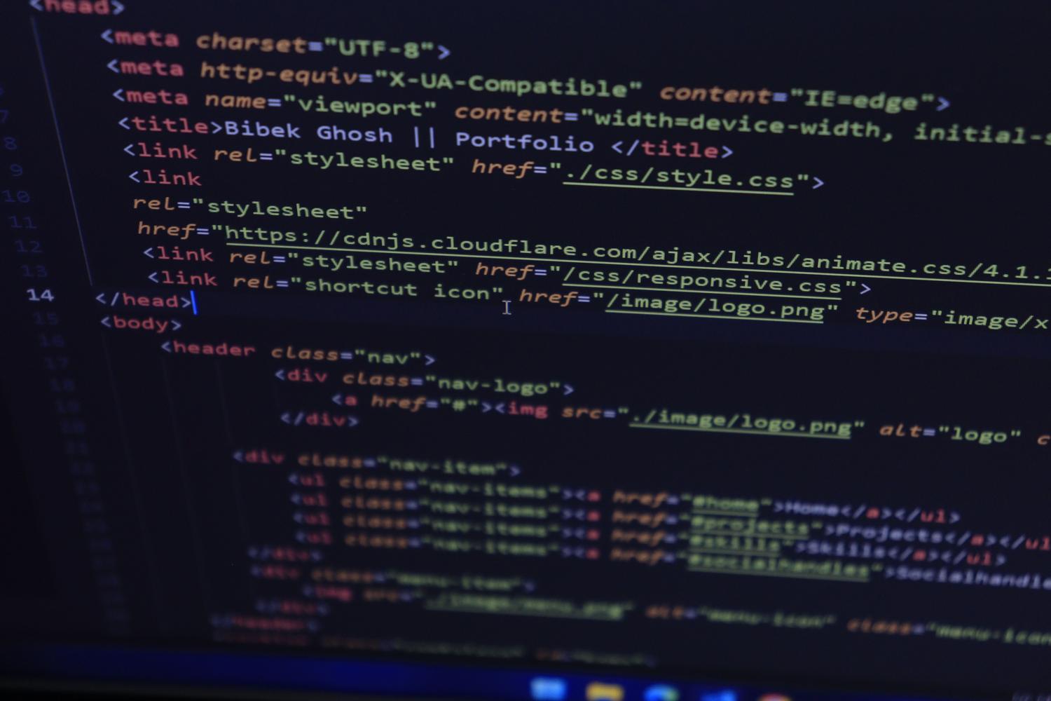 Código web responsive relacionado con Firebase Primer plano de código HTML y CSS responsive en un editor moderno, representando la parte de desarrollo web de Firebase.