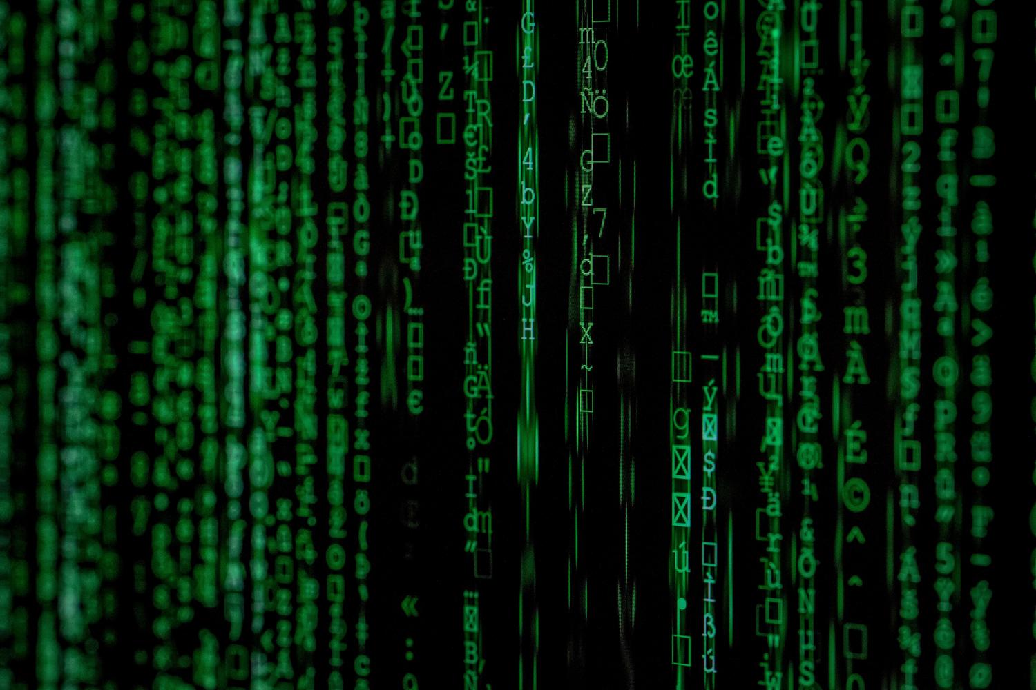 Fondo de código digital estilo Matrix, representando los procesos invisibles de datos que ocurren durante la navegación por internet.