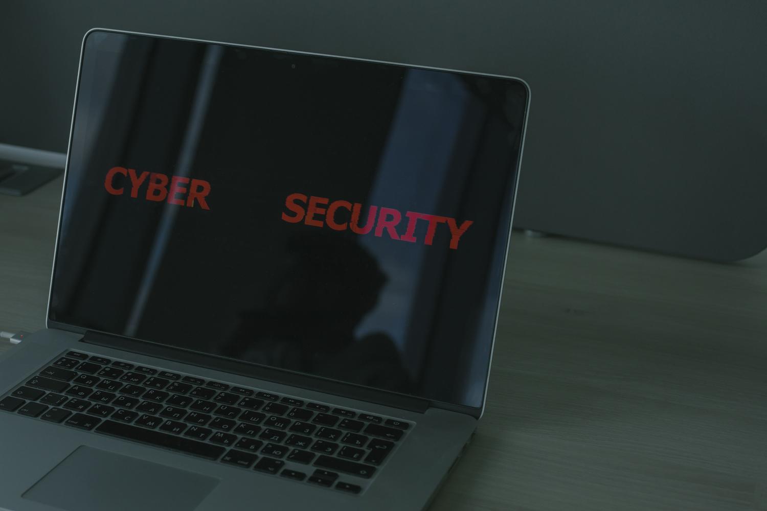 Pantalla de portátil con texto de ciberseguridad, resaltando la importancia de proteger el equipo al descargar software gratuito.
