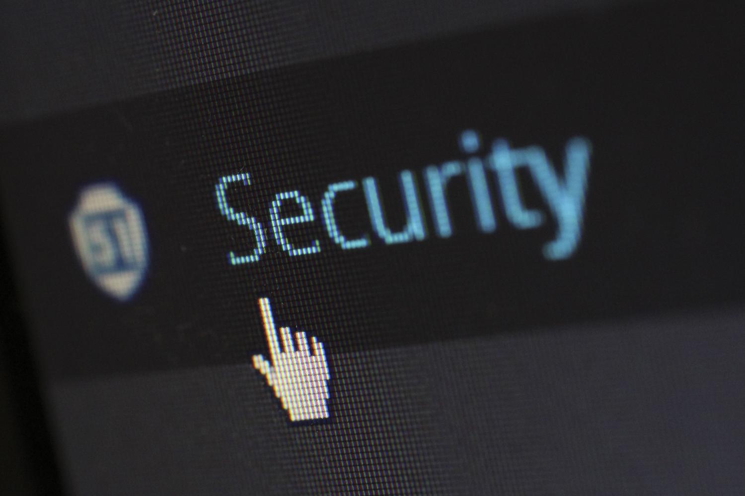 Cursor de ratón sobre un texto de seguridad digital en pantalla, simbolizando la precaución necesaria al instalar programas de origen desconocido.