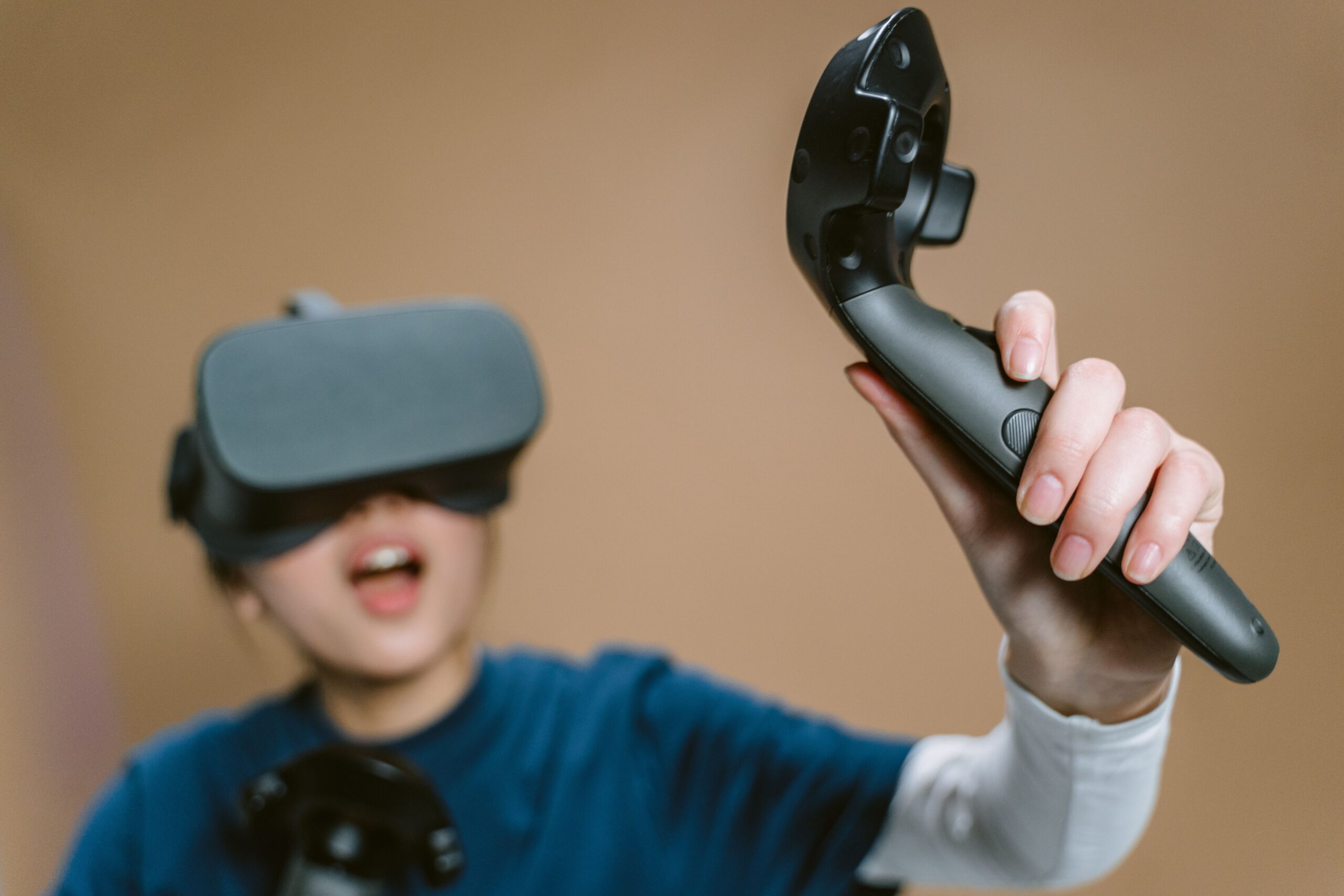 Primer plano de un controlador de realidad virtual siendo utilizado por una persona entusiasta.