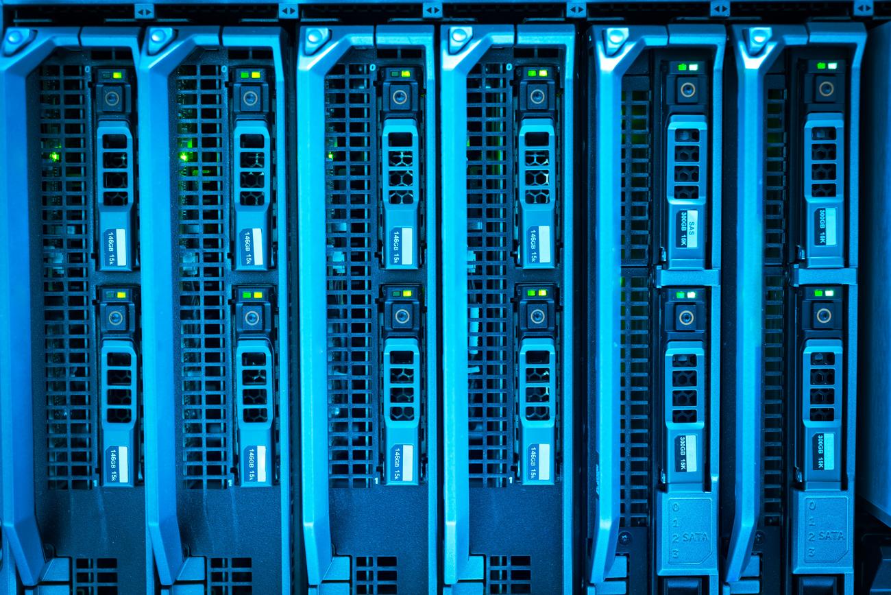 Racks de servidores modernos iluminados en un centro de datos, representando la infraestructura donde FreeBSD es predominante.