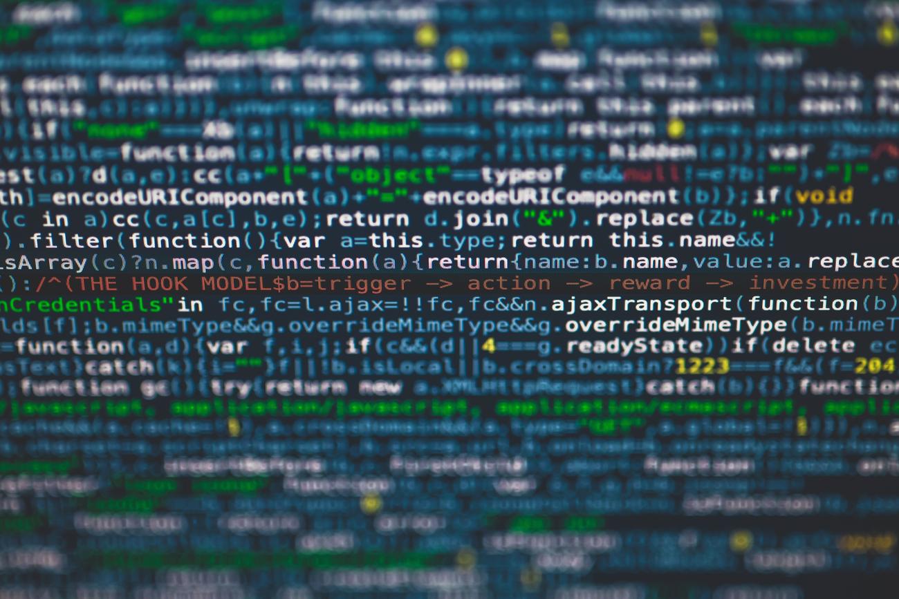 Primer plano de líneas de código de programación coloridas en una pantalla, ilustrando el núcleo Unix de las distribuciones BSD.