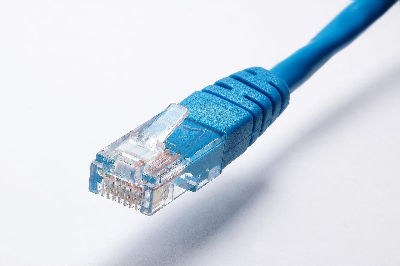 Conector de cable de red Ethernet, representando la seguridad y el blindaje de red de OpenBSD. Conector de cable de red Ethernet, representando la seguridad y el blindaje de red de OpenBSD.