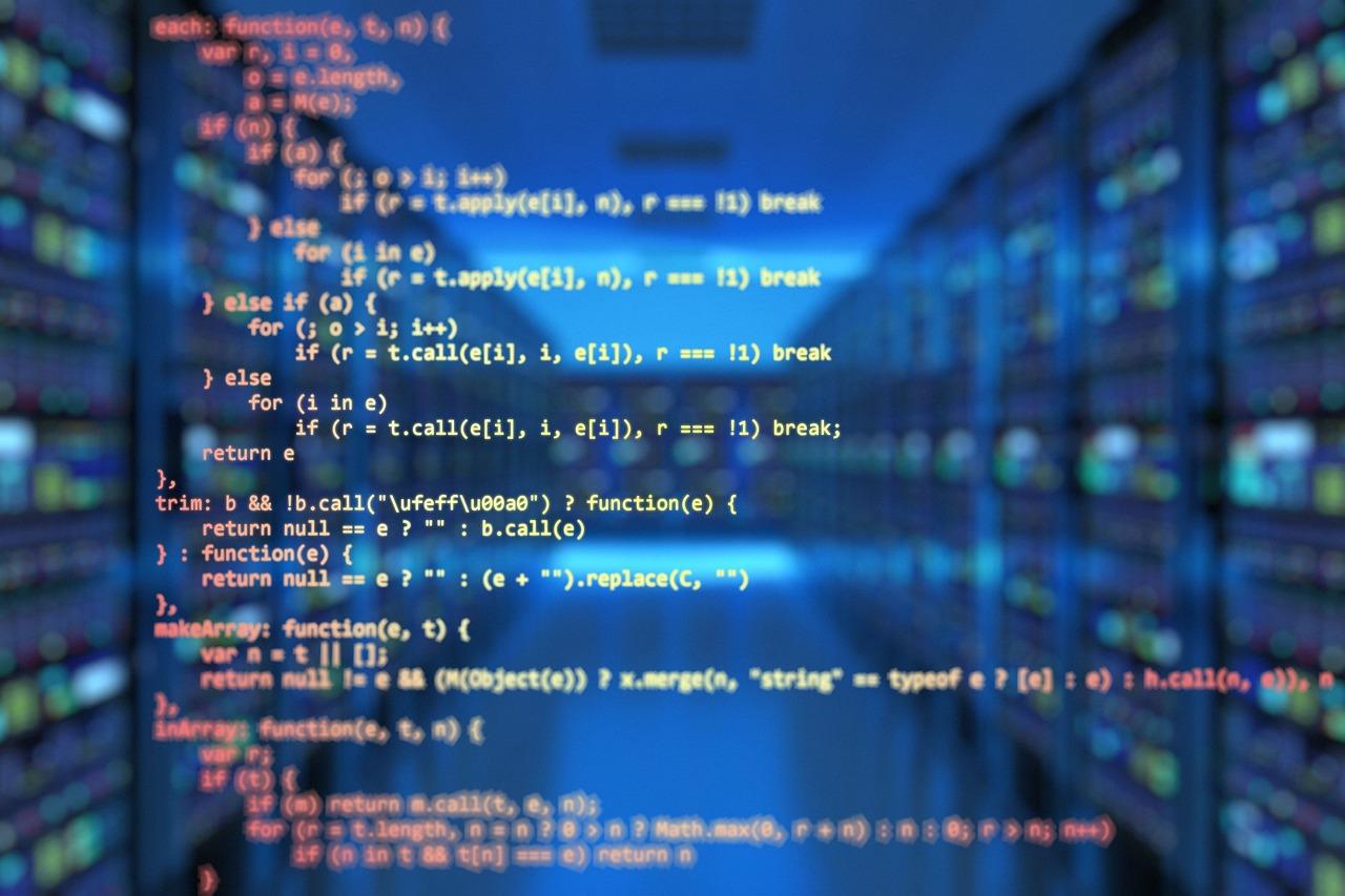 Código de programación superpuesto a un centro de datos, representando el desarrollo y la arquitectura de los sistemas BSD.