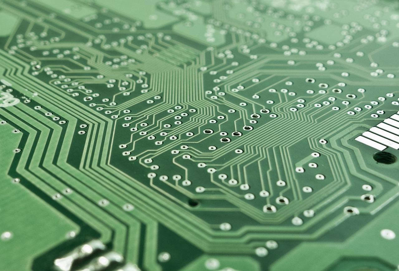 Primer plano de una placa de circuito impreso, simbolizando la versatilidad y compatibilidad de hardware de NetBSD.