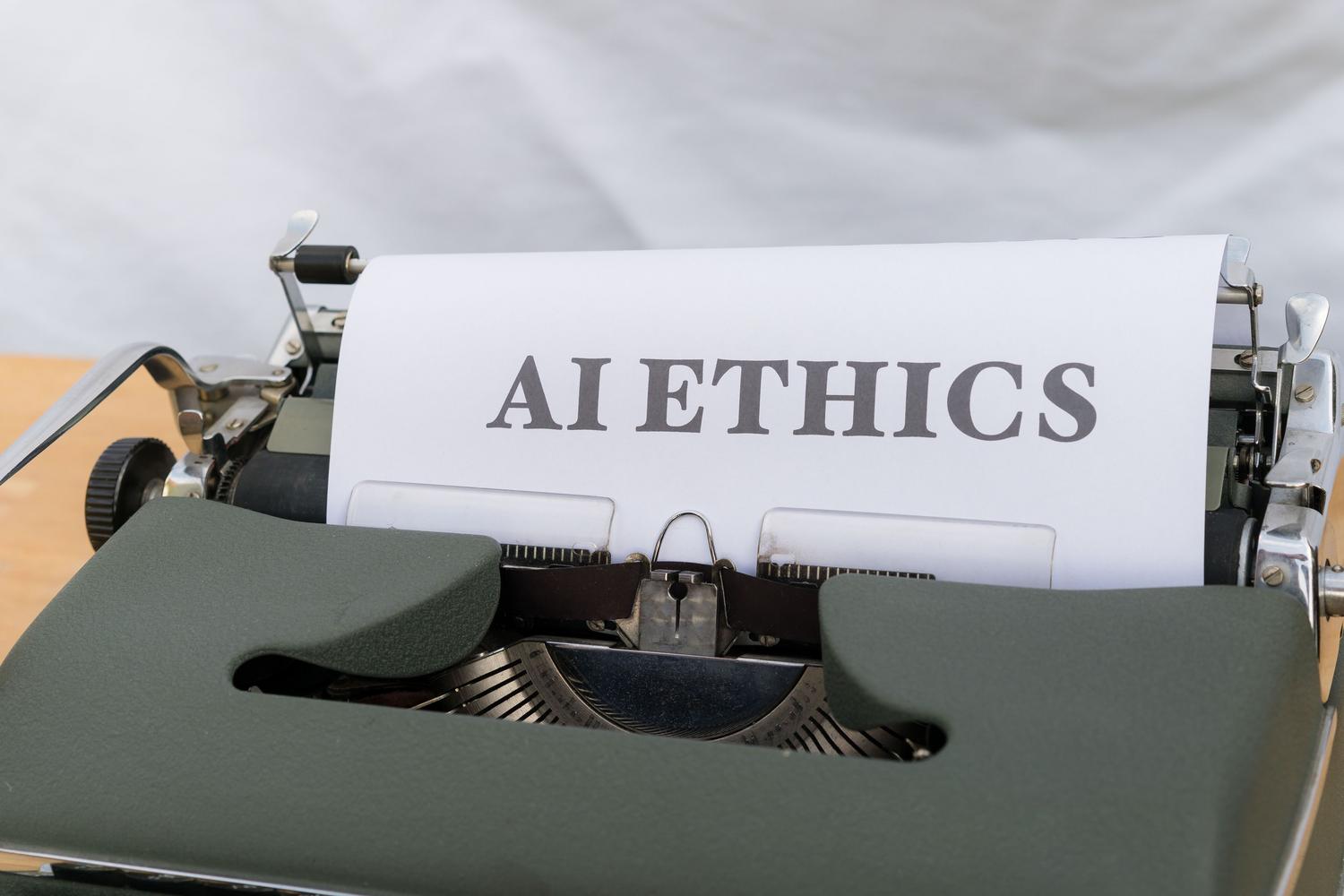 Detalle de una máquina de escribir vintage con el texto 'AI ETHICS', simbolizando el marco de gobernanza, seguridad y ética de la estrategia de IA de Microsoft.