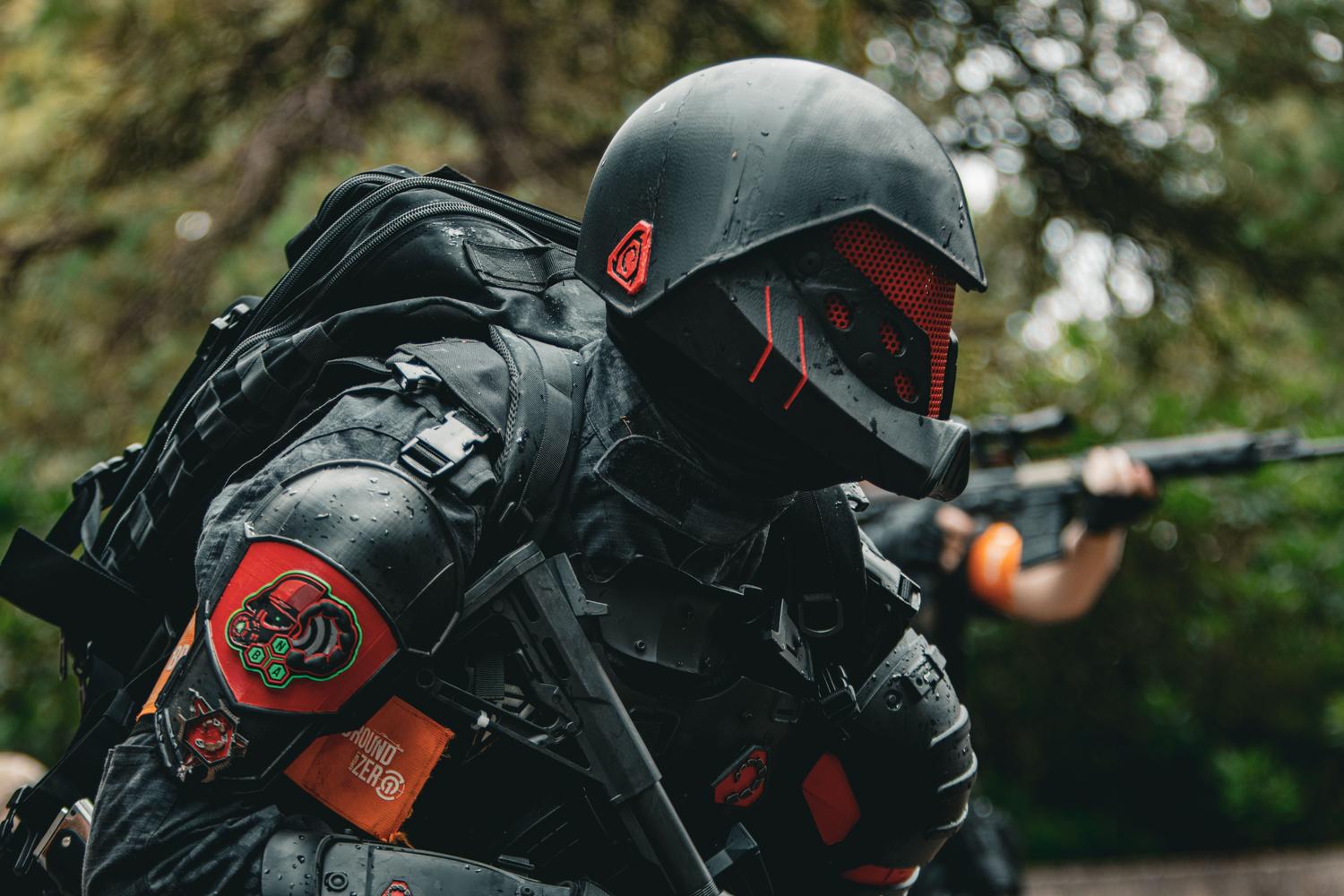 Soldado con armadura táctica avanzada y visor rojo en un entorno de combate