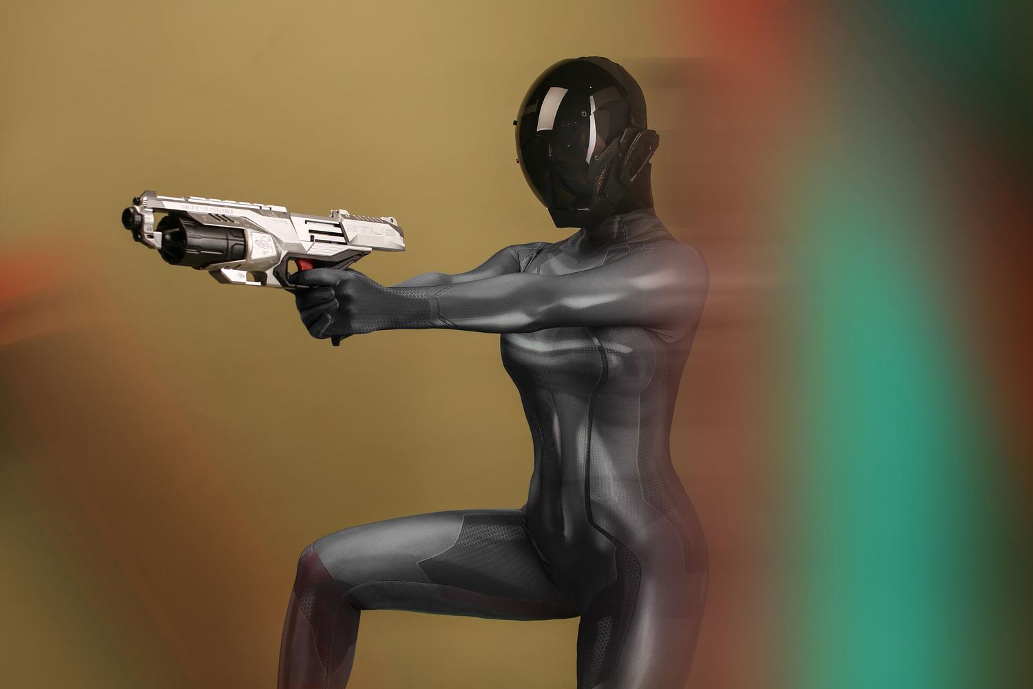 Guerrera futurista con traje táctico negro y arma sci-fi en pose de acción