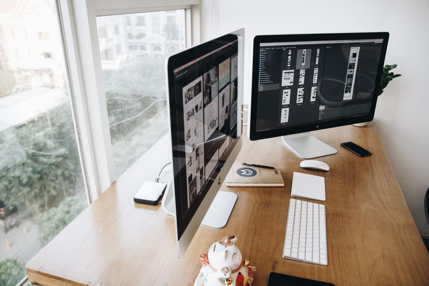 Espacio de trabajo organizado con doble monitor, representando el diseño de interfaces y el testeo de aplicaciones