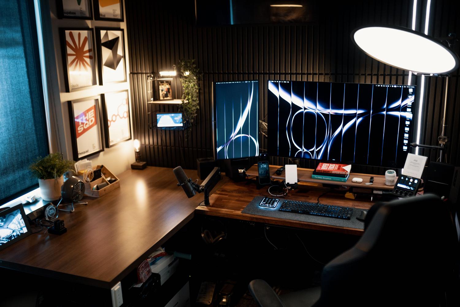 Configuración de oficina en casa moderna con doble monitor, ideal para maximizar la productividad y reducir la fatiga visual.