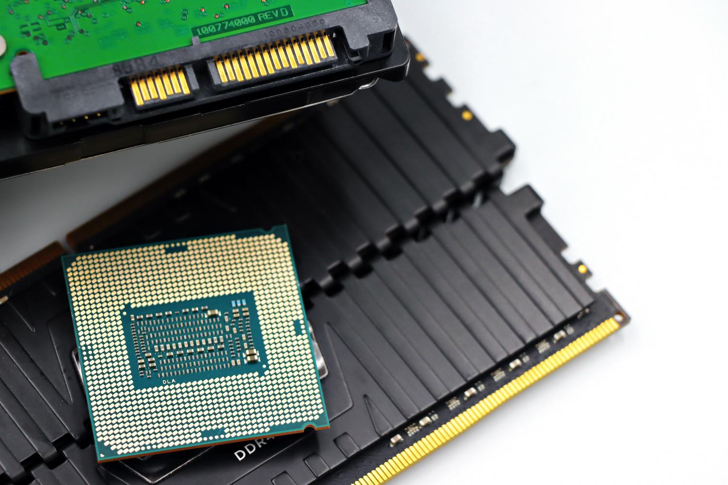 Primer plano detallado de un chip de CPU y módulos de memoria RAM, ilustrando los componentes clave para el rendimiento del hardware.