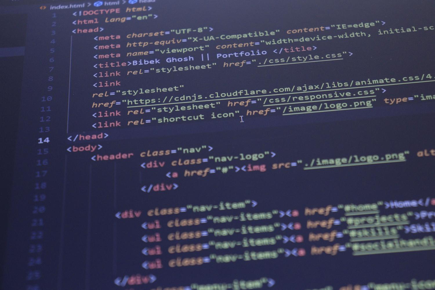 Código HTML y CSS en un editor de texto resaltando el uso de CDNs y meta-tags para mejorar la velocidad de carga.