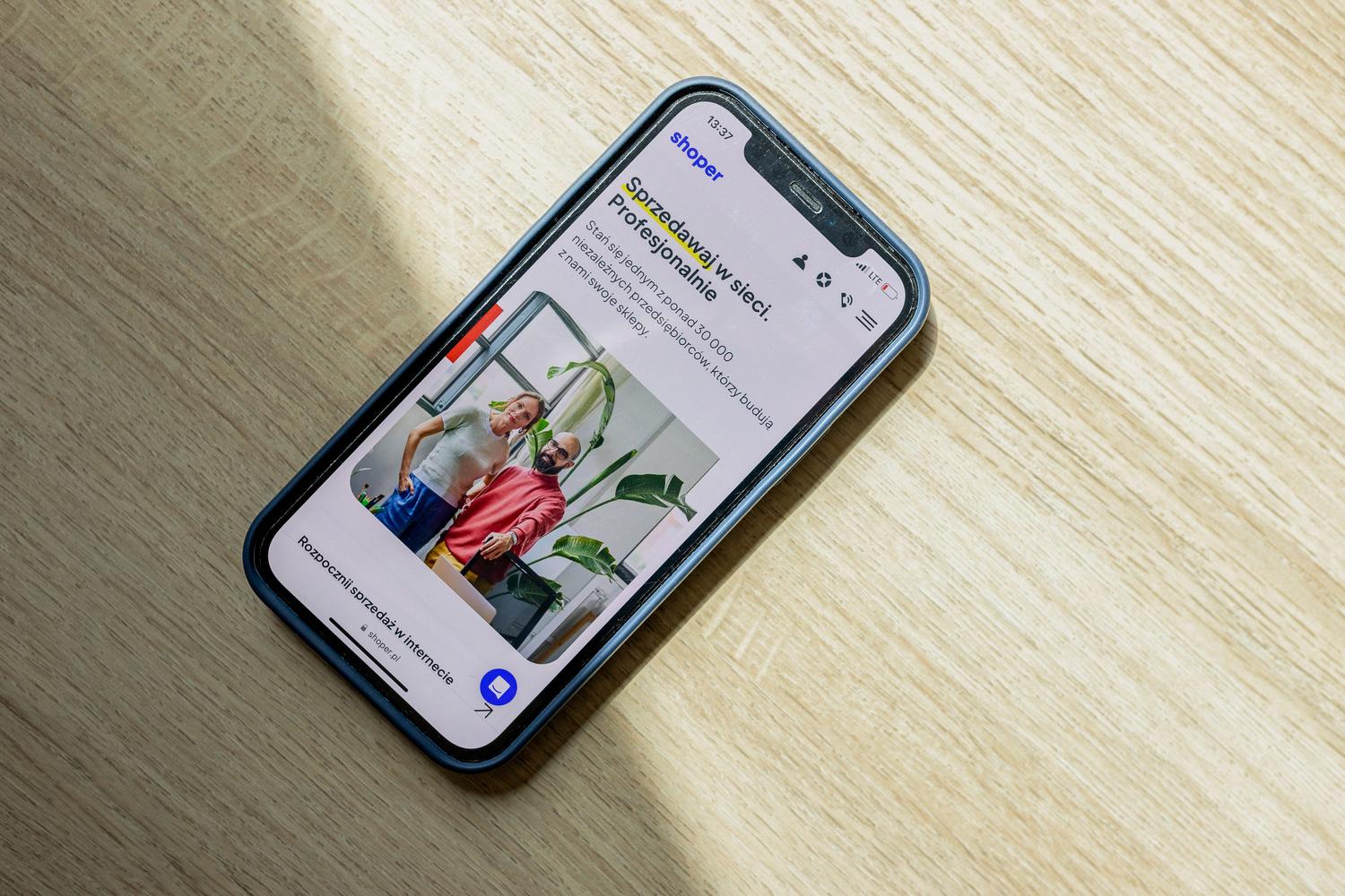 Smartphone mostrando una página de aterrizaje optimizada para dispositivos móviles con un diseño mobile-first.