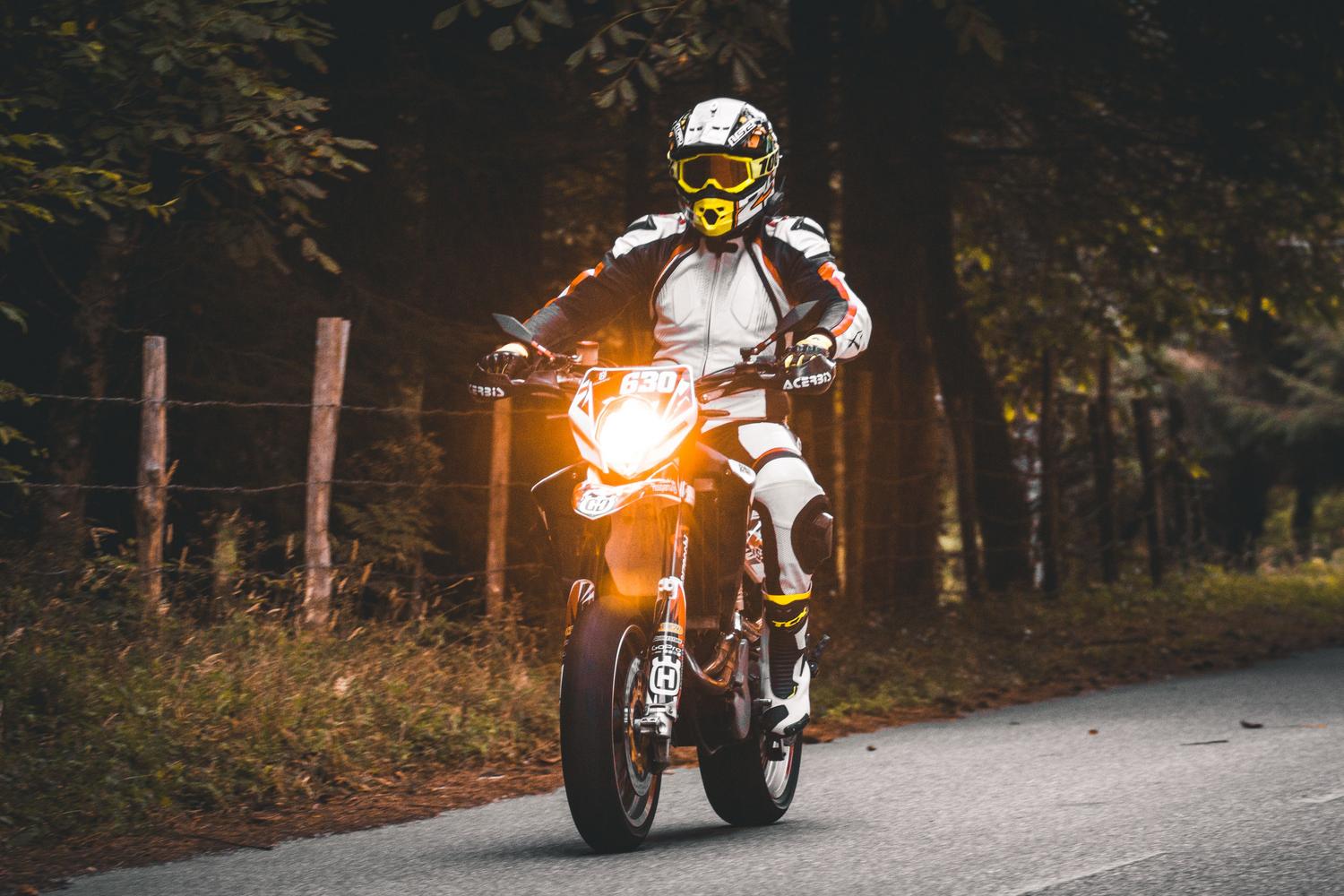 Motorista equipado con casco y ropa protectora completa, destacando la importancia de la seguridad para disfrutar del relax en la moto.