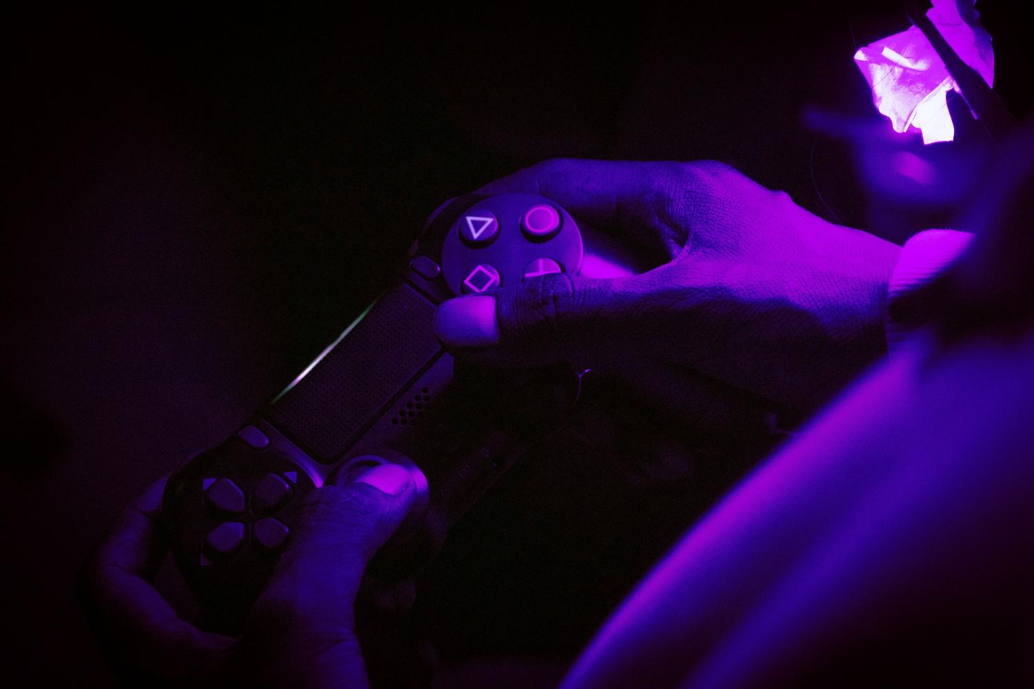 Primer plano de un mando de consola en un entorno con iluminación gaming, ilustrando la experiencia inmersiva de Madden NFL 27.