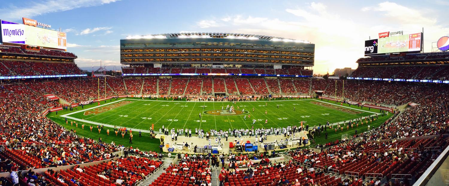 Vista panorámica de un estadio de la NFL lleno de aficionados, simbolizando la cima del éxito profesional y el camino a la gloria. Vista panorámica de un estadio de la NFL lleno de aficionados, simbolizando la cima del éxito profesional y el camino a la gloria.