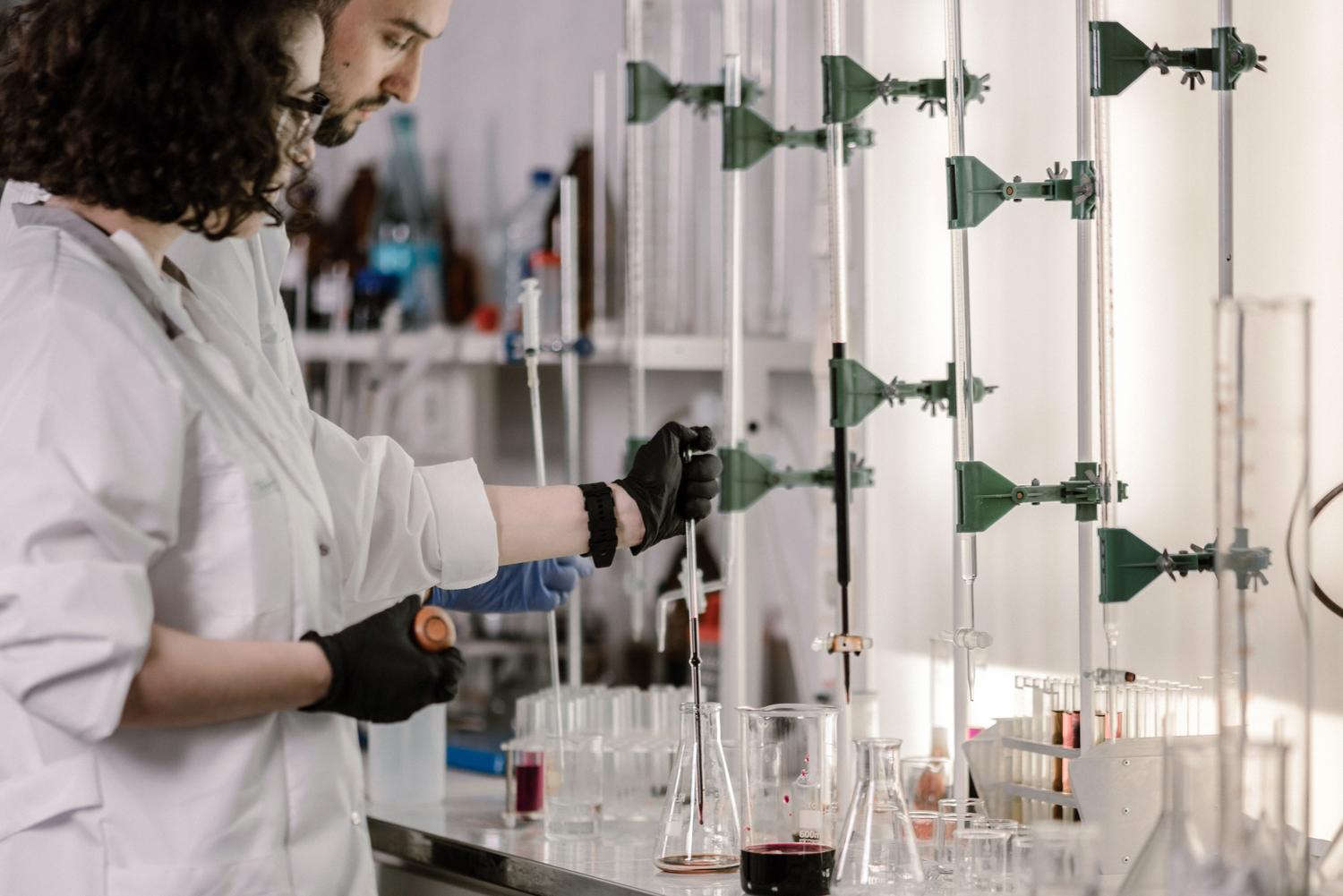 Investigadores trabajando con tubos de ensayo en un laboratorio moderno de análisis sensorial.