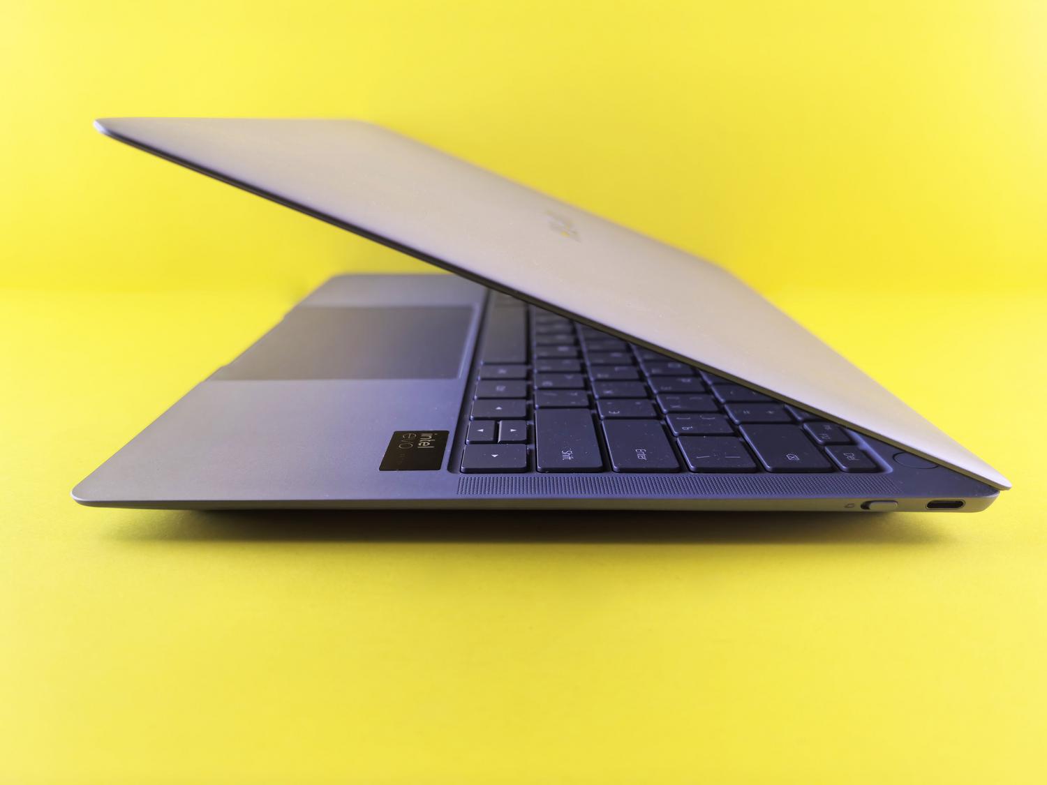 Vista lateral de un Ultrabook mostrando su diseño extremadamente delgado y el sello de certificación Intel Evo