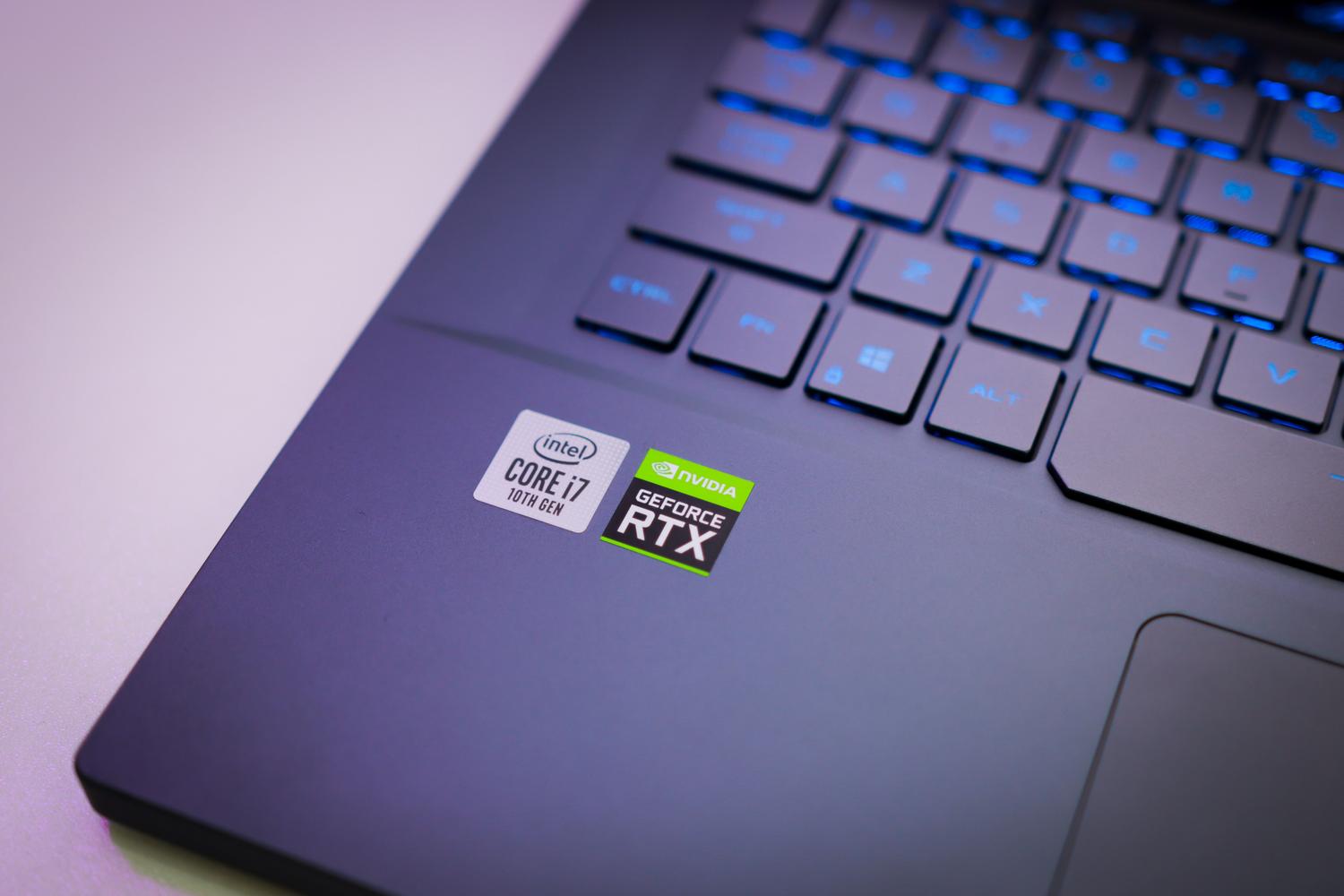 Detalle del teclado de un portátil con pegatinas de Intel Core i7 y NVIDIA GeForce RTX, simbolizando la potencia bruta en formato compacto
