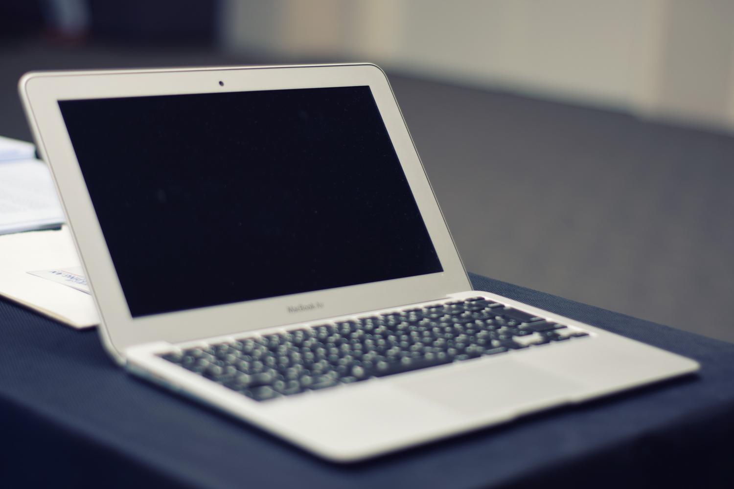 MacBook Air sobre un escritorio, ejemplo clásico de un ordenador Ultrabook por su ligereza y potencia