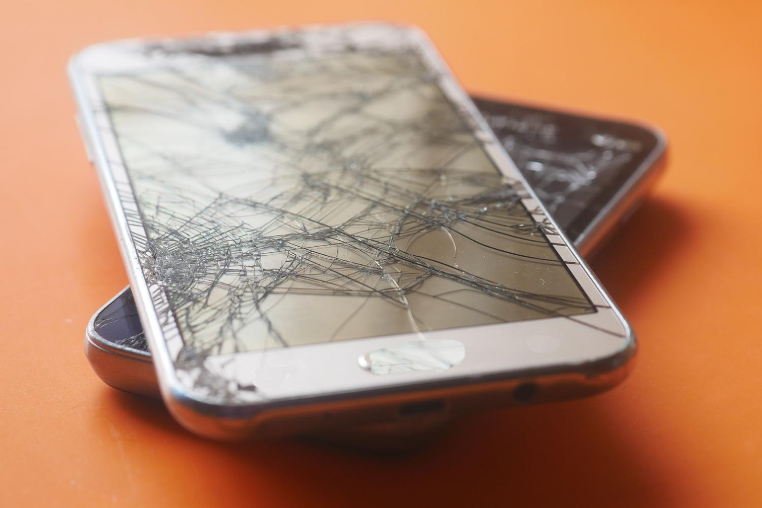 Smartphone con la pantalla rota, representando la pérdida física del dispositivo o daños accidentales