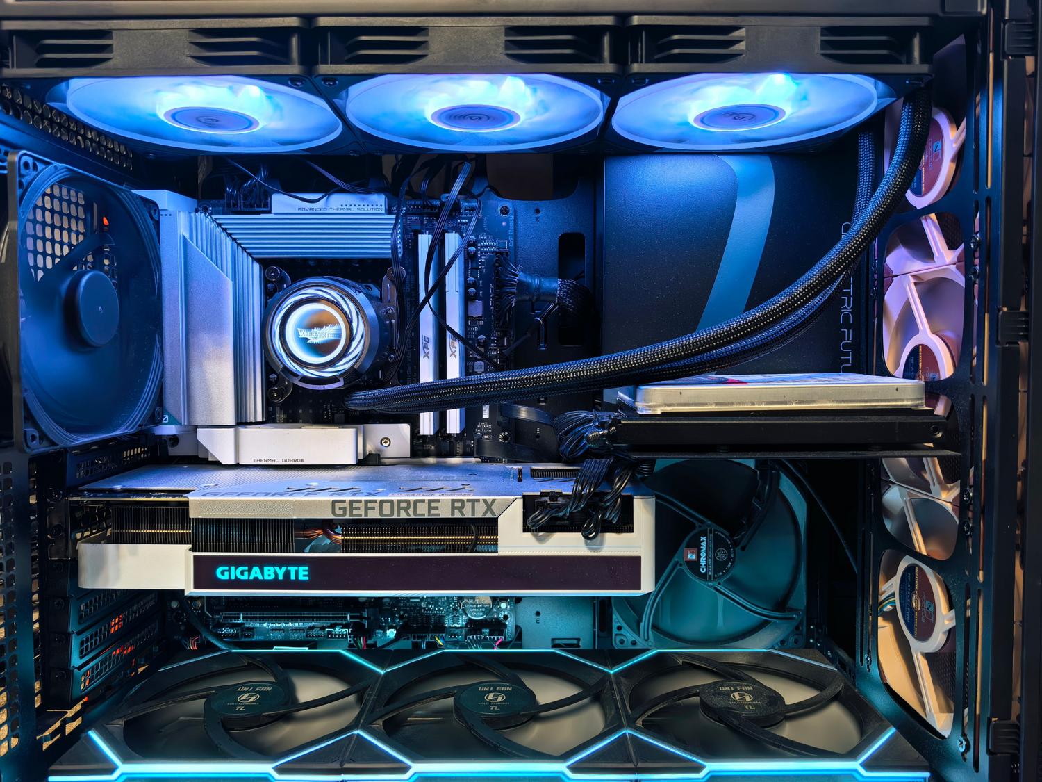 PC gaming de alto rendimiento con tarjeta gráfica RTX y refrigeración líquida, ideal para juegos exigentes como Nodus Fall