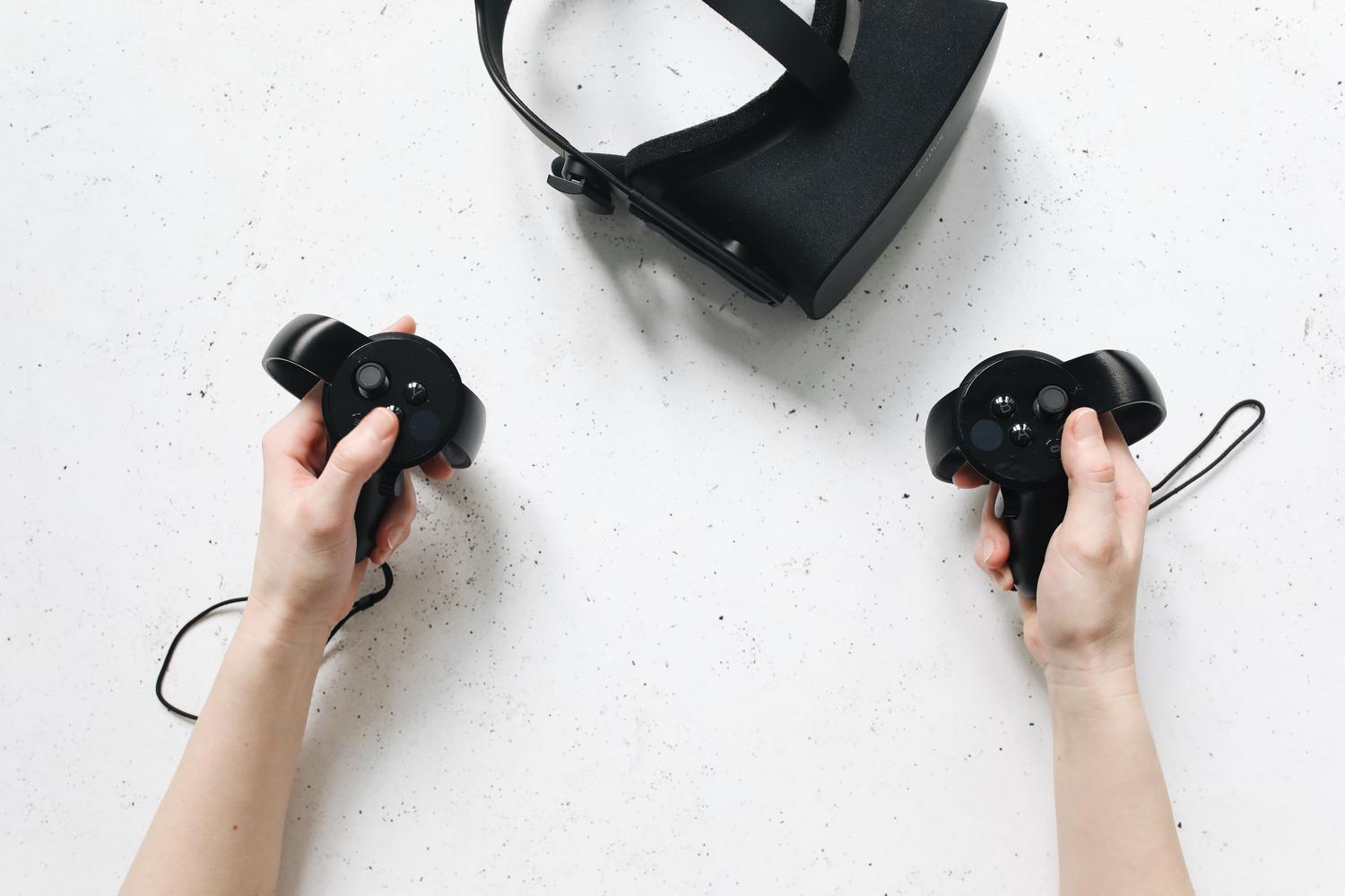 Detalle de controladores de realidad virtual y casco VR, elemento imprescindible para jugar a Nemesis.
