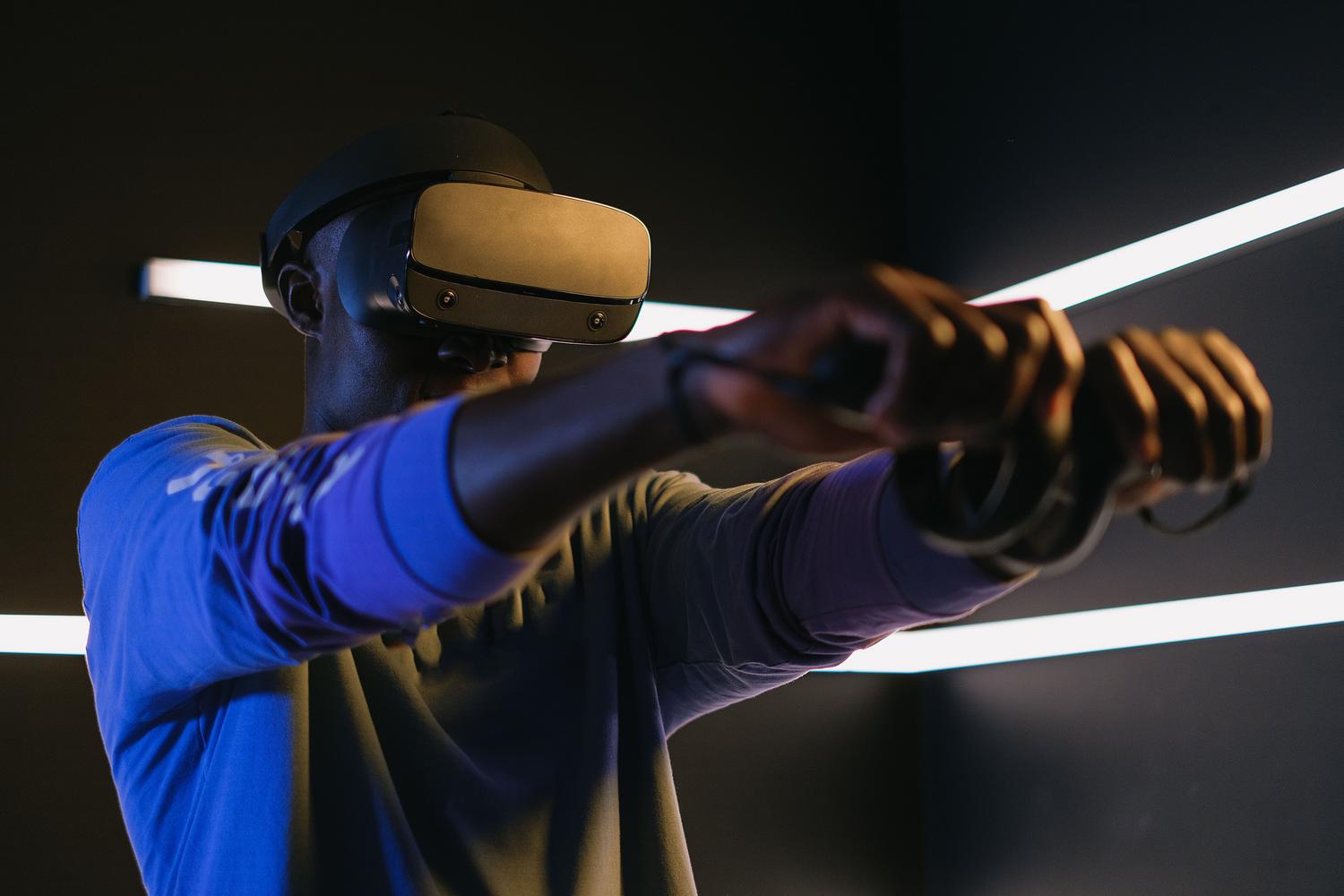 Jugador utilizando un casco de realidad virtual (VR) y controladores en un entorno inmersivo.