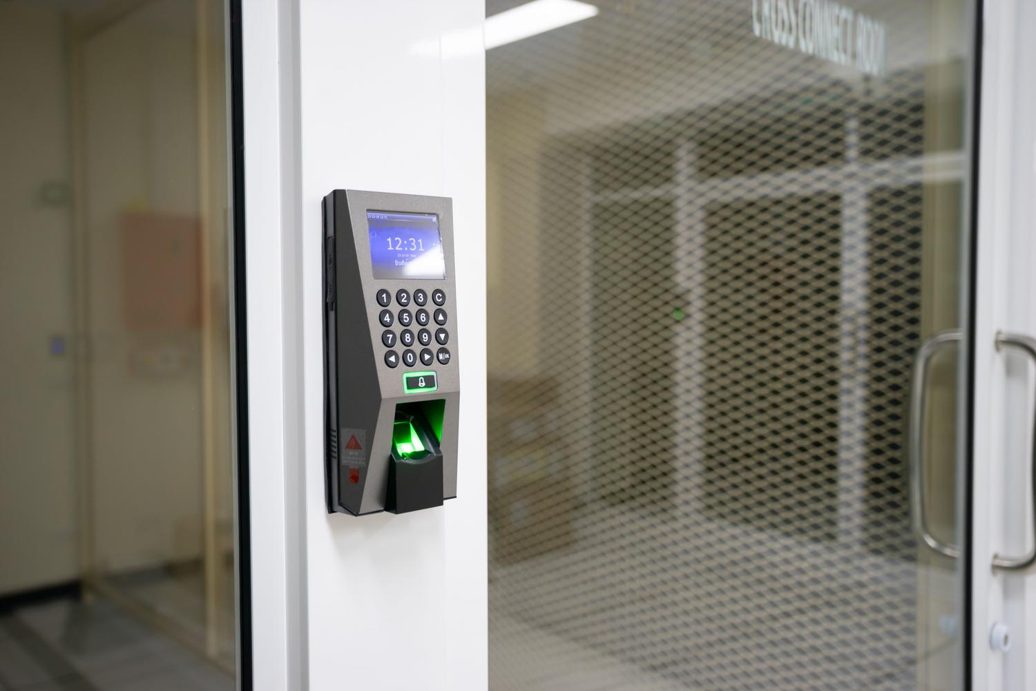 Escáner de huellas dactilares moderno como metáfora de control de acceso y autorización de seguridad.