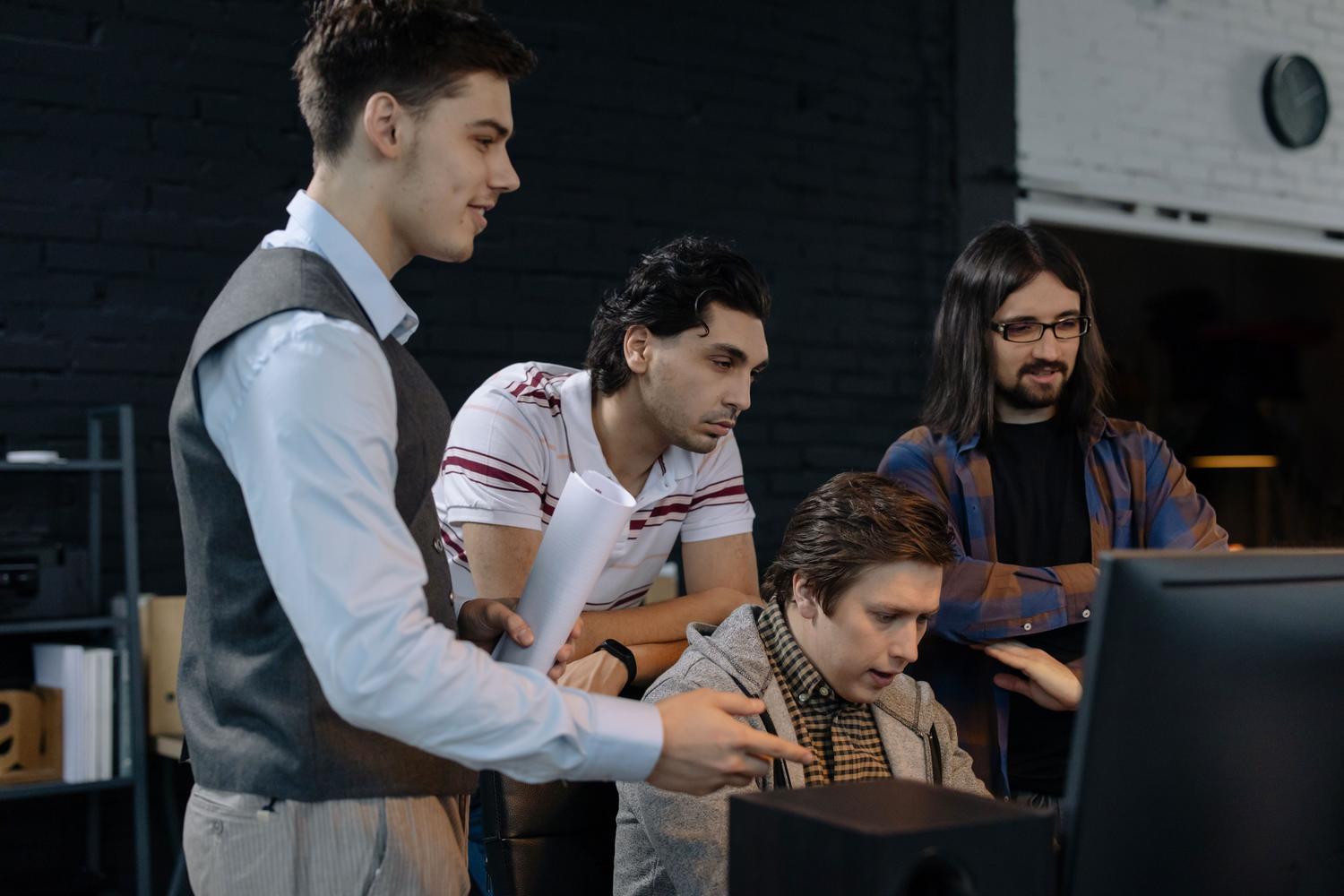 Equipo de profesionales colaborando, ilustrando la interacción entre diferentes roles técnicos y directivos.