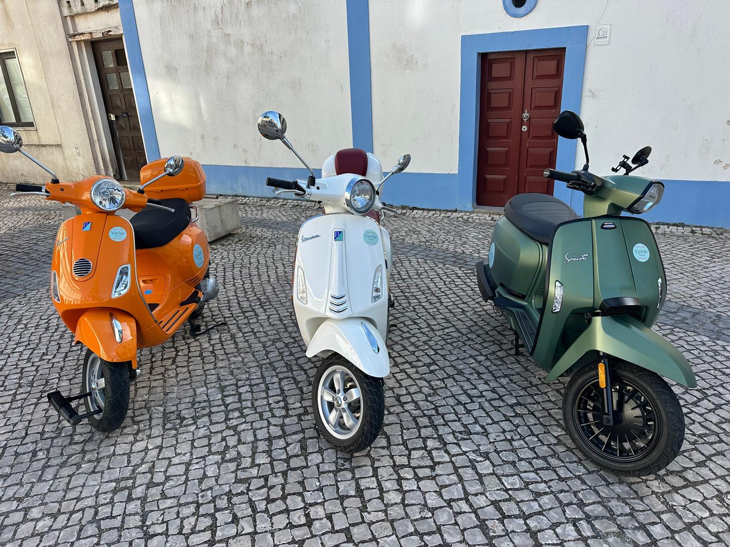 Variedad de scooters urbanos sobre pavimento de adoquines en Lisboa, ilustrando la estabilidad y adaptación al entorno ciudadano. Variedad de scooters urbanos sobre pavimento de adoquines en Lisboa, ilustrando la estabilidad y adaptación al entorno ciudadano.